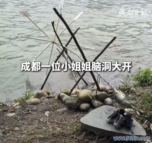 女子在河畔好处烤鱼机 网友：吃货的后劲是无尽的